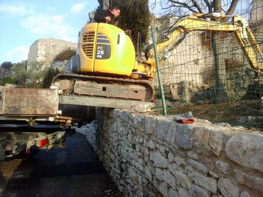 en de chantier en action pour la réparation d' un vieux mur au chateau féodal d' Ollioules dans le var